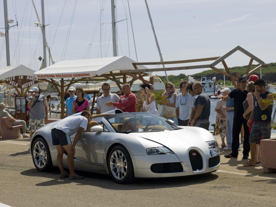  Bugatti Veyron 16.4 Grand Sport Sardinia 2009 года  (фото 1 из 12)